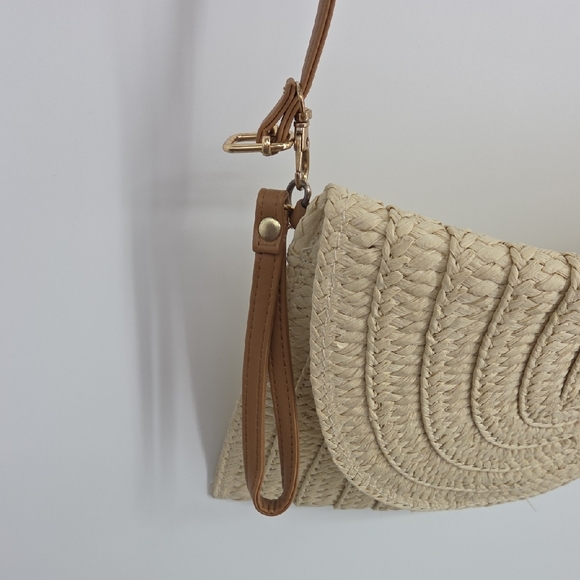 Chic Beige Woven Crossbody Bag - Picture 3 of 8